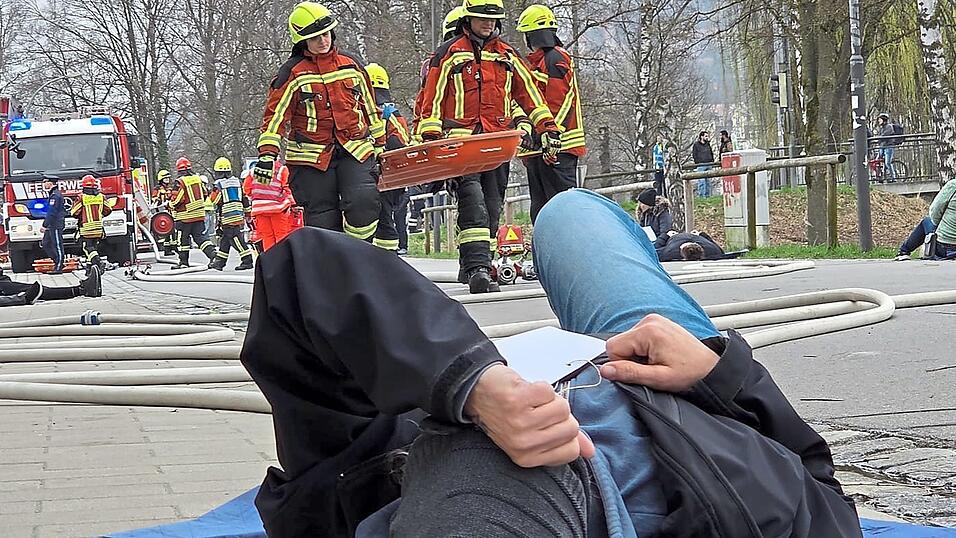 Simuliert wurde eine Gro&szlig;schadenslage, bei der Einsatzkr&auml;fte und Kliniken den Ernstfall eines Massenanfalls von Verletzten &uuml;bten. Insgesamt waren 350 Einsatzkr&auml;fte verschiedener Organisationen sowie 50 Patientendarsteller beteiligt.