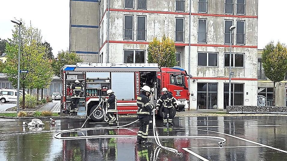 Auch die oft ungewohnten Umst&auml;nde wie hier im mehrst&ouml;ckigen Geb&auml;ude hinderten die Einsatzkr&auml;fte nicht am fachgerechten Abarbeiten der &Uuml;bungen.