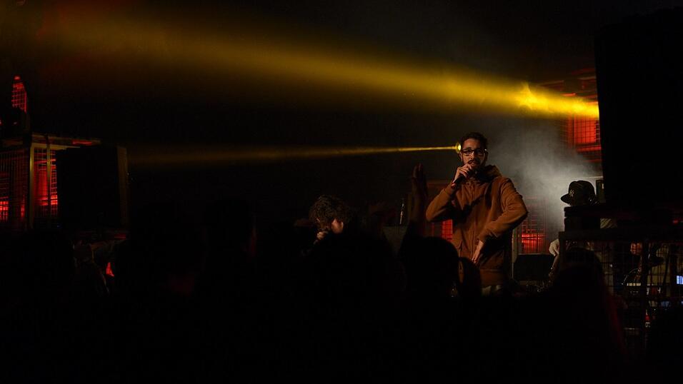 Bevor Liquid alleine auf der B&uuml;hne stand, trat er mit Demograffics f&uuml;r ein paar Songs auf.