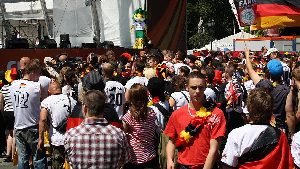 Christian Fertl war am Sonntag auf der Fanmeile in Berlin und erlebte dort das Achtelfinale gegen England auf Gro&szlig;leinwand.