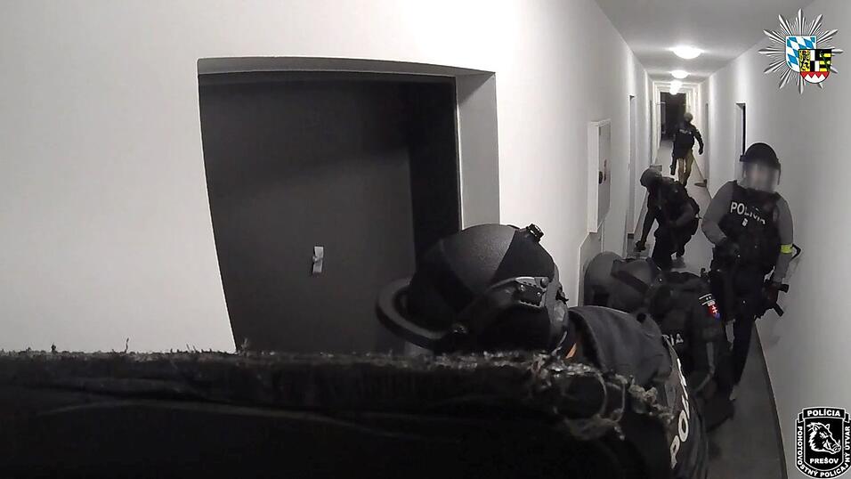 Die slowakische Polizei stürmt ein Appartement - hinter dieser Tür vermuteten sie den Ursprung vieler Schockanrufe. (Handout) Die slowakische Polizei stürmt ein Appartement - hinter dieser Tür vermuteten sie den Ursprung vieler Schockanrufe. (Handout)