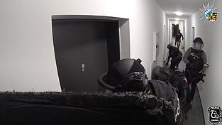 Die slowakische Polizei stürmt ein Appartement - hinter dieser Tür vermuteten sie den Ursprung vieler Schockanrufe. (Handout) Die slowakische Polizei stürmt ein Appartement - hinter dieser Tür vermuteten sie den Ursprung vieler Schockanrufe. (Handout)