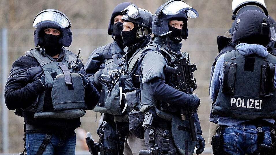 Wegen eines Verdachts auf Bewaffnung wurden Spezialeinsatzkr&auml;fte hinzugezogen. (Symbolbild)
