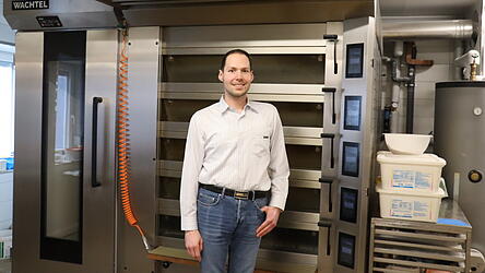 Bäckermeister und Inhaber Hans Deubel junior zeigt seinen neuen Backofen. Vergangenes Jahr stellte der 39-Jährige in seiner Backstube von Öl auf Elektro um - für mehr Nachhaltigkeit, aber auch, um Energie und damit Geld zu sparen. Bäckermeister und Inhaber Hans Deubel junior zeigt seinen neuen Backofen. Vergangenes Jahr stellte der 39-Jährige in seiner Backstube von Öl auf Elektro um - für mehr Nachhaltigkeit, aber auch, um Energie und damit Geld zu sparen.