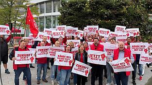 Vor den BMW-Werken Dingolfing und Landshut wurde am Montag demonstriert. Vor den BMW-Werken Dingolfing und Landshut wurde am Montag demonstriert.