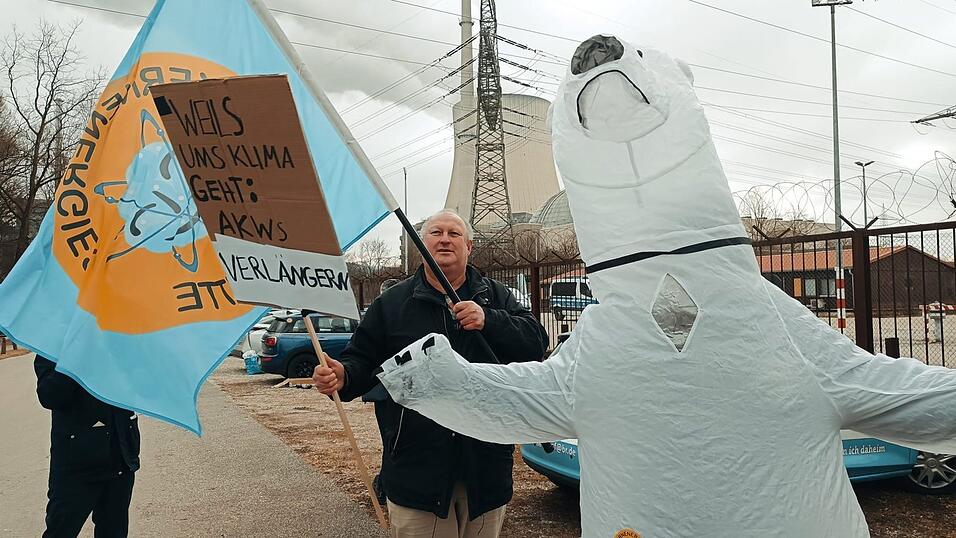 Bei der Gegendemo der Pro-Kernenergie-Gruppe 'Nuklearia' verkleidete sich einer der Demonstranten als Eisbär. Bei der Gegendemo der Pro-Kernenergie-Gruppe 'Nuklearia' verkleidete sich einer der Demonstranten als Eisbär.