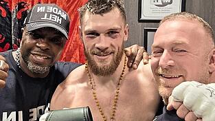 Der neue IBO-Weltmeister Jurgen Uldedaj mit seinem Box-Trainer Don Charles (l.) und Athletik-Coach Sepp Maurer (r.) Der neue IBO-Weltmeister Jurgen Uldedaj mit seinem Box-Trainer Don Charles (l.) und Athletik-Coach Sepp Maurer (r.)