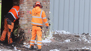 Mitarbeiter einer Sprengfirma kontrollieren am Rumpf eines Schornsteines die Sprengladungen. Am Sonntag wird in Neutraubling gesprengt. (Symbolfoto)