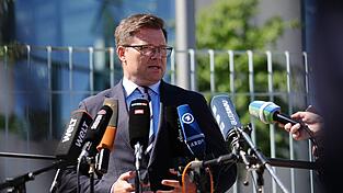 Der Bund soll einfacher Geld ausgeben dürfen für den Schutz vor zunehmender Hitze, sagt Carsten Schneider. Der Bund soll einfacher Geld ausgeben dürfen für den Schutz vor zunehmender Hitze, sagt Carsten Schneider.