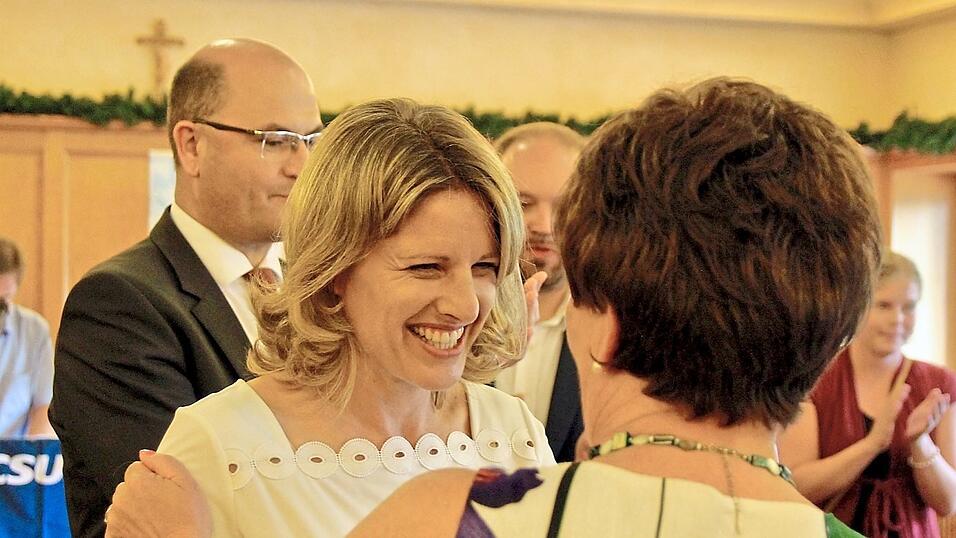 Standing Ovations und viel Zuspruch f&uuml;r die frisch gek&uuml;rte OB-Kandidatin.