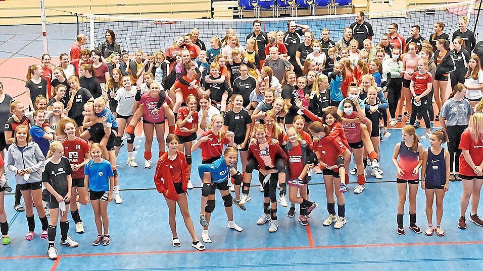 Nach einem schwei&szlig;treibenden Trainingstag hatten die 100 Teilnehmerinnen und die Betreuer noch Zeit f&uuml;r ein gemeinsames Foto: Bereits zum 20. Mal organisierten die Roten Raben ein Volleyball-Camp, bei dem junge Spielerinnen sich Tipps und Tricks von den Profis abschauen konnten.