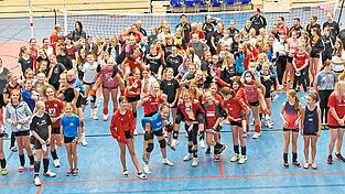 Nach einem schweißtreibenden Trainingstag hatten die 100 Teilnehmerinnen und die Betreuer noch Zeit für ein gemeinsames Foto: Bereits zum 20. Mal organisierten die Roten Raben ein Volleyball-Camp, bei dem junge Spielerinnen sich Tipps und Tricks von den Profis abschauen konnten. Nach einem schweißtreibenden Trainingstag hatten die 100 Teilnehmerinnen und die Betreuer noch Zeit für ein gemeinsames Foto: Bereits zum 20. Mal organisierten die Roten Raben ein Volleyball-Camp, bei dem junge Spielerinnen sich Tipps und Tricks von den Profis abschauen konnten.