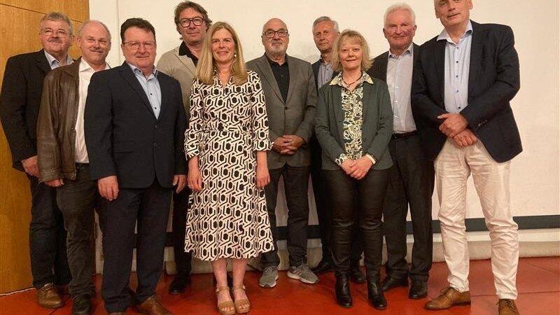 Aufsichtsrat und Vorstand der LaWoBau mit Stadtrat Erwin Schneck (Mitte): Johann Bergmeier, Erich Andorfer, Manfred Uttendorer, Stefan Feigel, Claudia Zehentbauer, Dieter Koniarski, Doris Donderer, Joachim Straßberger und Robert Dachs (von links) Aufsichtsrat und Vorstand der LaWoBau mit Stadtrat Erwin Schneck (Mitte): Johann Bergmeier, Erich Andorfer, Manfred Uttendorer, Stefan Feigel, Claudia Zehentbauer, Dieter Koniarski, Doris Donderer, Joachim Straßberger und Robert Dachs (von links)
