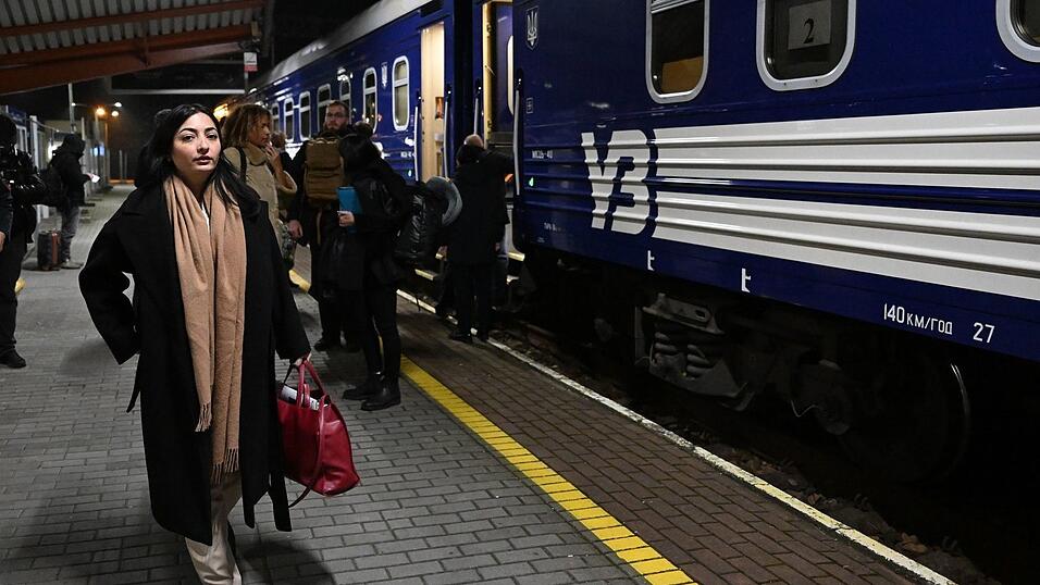 Reem Alabali Radovan (SPD), Bundesministerin für wirtschaftliche Zusammenarbeit und Entwicklung, steht auf ihrer Reise nach Kiew am Bahnsteig in Polen.