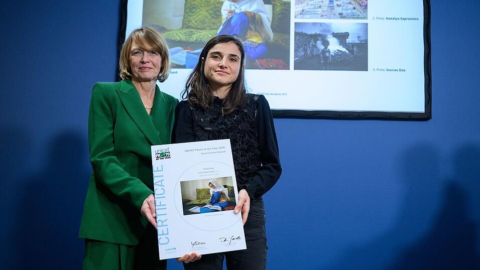 First Lady Elke B&uuml;denbender steht hier zusammen mit der Gewinnerin Elise Blanchard vor dem pr&auml;mierten Foto.