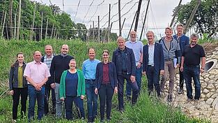 Ein Jahr nach dem Start der &bdquo;Schwammregion Landkreis Kelheim&ldquo; zogen die Mitglieder der projektbegleitenden Arbeitsgruppe, hier an der Abflussmulde am &ouml;stlichen Ortseingang von Aiglsbach, eine erste Zwischenbilanz. Lobend &uuml;ber das bisher Erreichte &auml;u&szlig;erten sich die beiden B&uuml;rgermeister Leonhard Berger aus Aiglsbach (6. v. l.) und sein Langquaider Amtskollege Herbert Blascheck (4. v. r.).