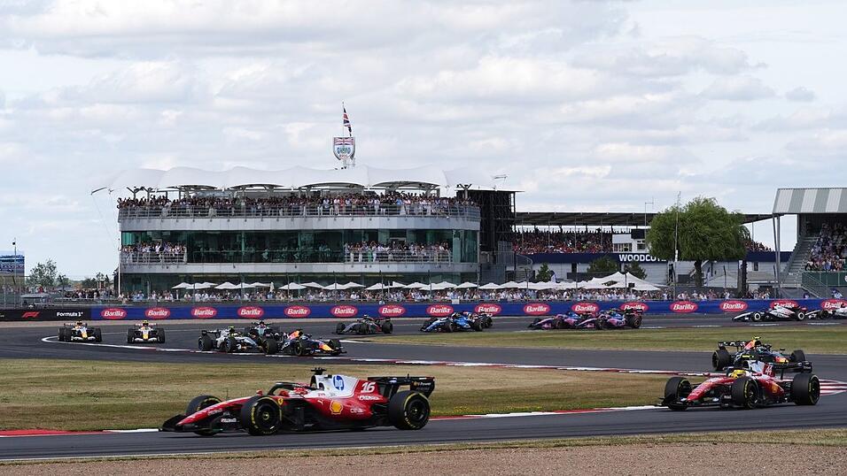 Charles Leclerc (l) setzt sich früh an die Spitze vor Lewis Hamilton. Charles Leclerc (l) setzt sich früh an die Spitze vor Lewis Hamilton.