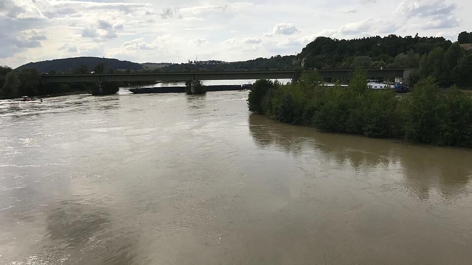 Bei Poikam im Landkreis Kelheim hat sich ein Schiff quergestellt. Bei Poikam im Landkreis Kelheim hat sich ein Schiff quergestellt.