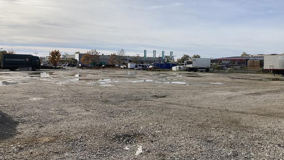 Erschwerte Bedingungen: Der Stellplatz in der Posener Stra&szlig;e musste vor dem Zeltaufbau erstmal trockengelegt werden.