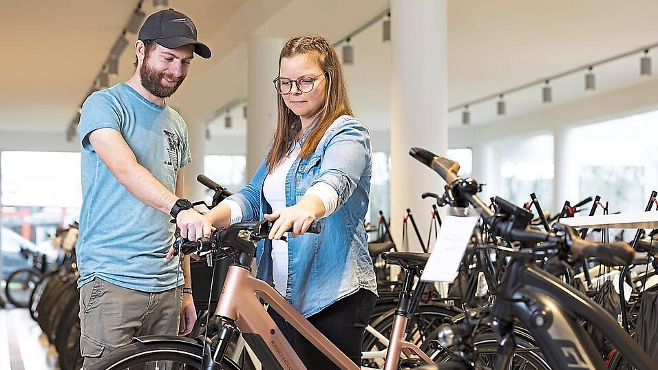 Vor allem E-Bikes sind nach den Preisanstiegen der vergangenen Jahre nun wieder ein wenig günstiger zu haben. Vor allem E-Bikes sind nach den Preisanstiegen der vergangenen Jahre nun wieder ein wenig günstiger zu haben.