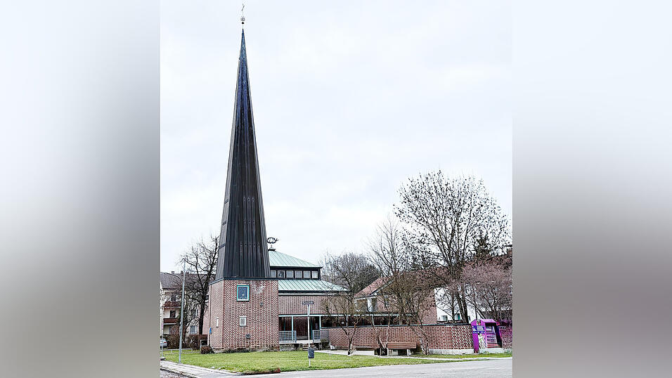 Das Ensemble der Auferstehungskirche mit dem freistehenden Turm, dem in Zeltform errichteten Kirchenbau und dem Gemeindehaus.