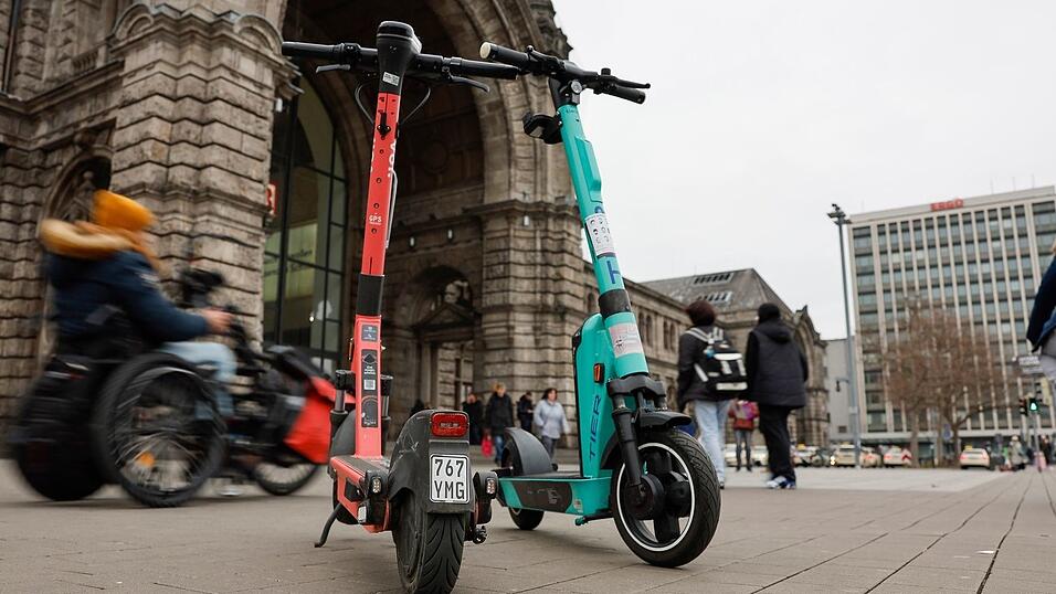 Im Weg herumstehende E-Scooter sind eine potenzielle Unfallquelle und manchmal gar eine t&ouml;dliche Gefahr. (Symbolbild)