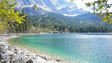 Die Gipfel des Wettersteingebirges bei Garmisch-Partenkirchen sind noch verschneit, doch in den T&auml;lern wird es bis Freitag zunehmend w&auml;rmer.