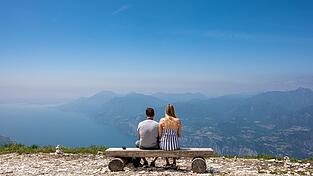 Der Gardasee wird auch in diesen Sommerferien Ziel vieler bayerischer Urlauber sein. Eine gar nicht so kleine Minderheit kann sich aber keine Ferienreise leisten. (Symbolbild)