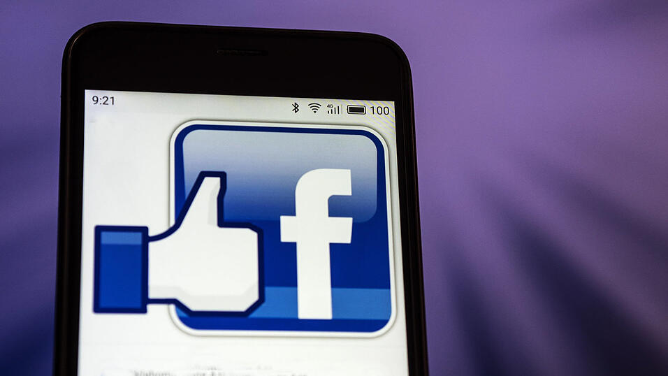 Zwei Wochen vorher starten wir unseren ersten Social-Media-Account: Facebook. Zwei Wochen vorher starten wir unseren ersten Social-Media-Account: Facebook.