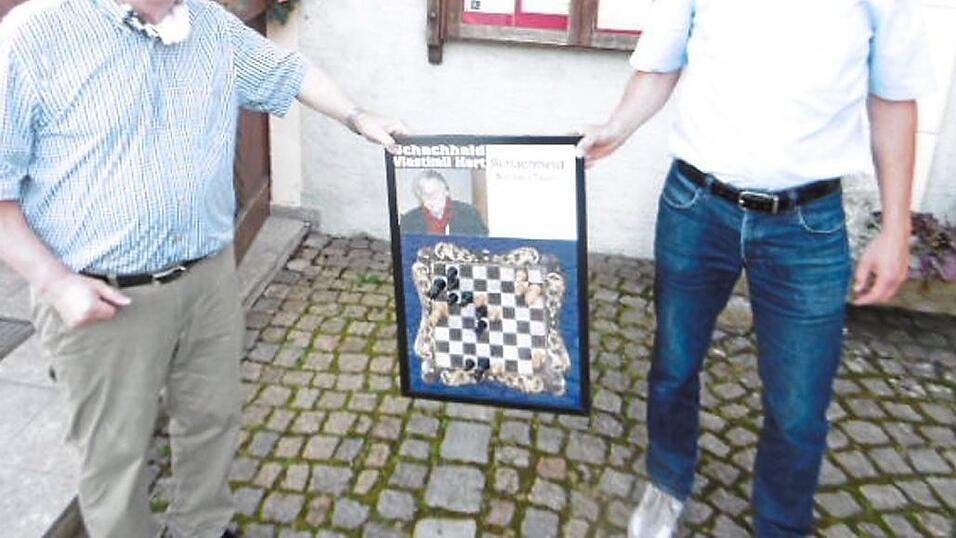 Mit einem Bild erinnerte Vorstand Max Riedl (links) an das schachliche K&ouml;nnen von Norbert Tauer, der 1984 mit 17 Jahren den tschechischen Gro&szlig;meister Vlastimil Hort (damals Zehnter der Weltrangliste) besiegt hatte.