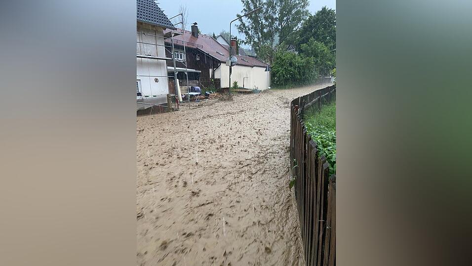 Ein heftiges Unwetter fegte am 9. Juni &uuml;ber Landshut hinweg und bescherte der Feuerwehr zahlreiche Eins&auml;tze.