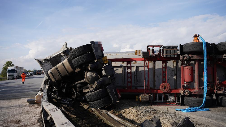 Die geladenen Eisensp&auml;ne verteilten sich quer &uuml;ber die A3, bei der Reinigung half das THW.