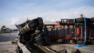 Die geladenen Eisensp&auml;ne verteilten sich quer &uuml;ber die A3, bei der Reinigung half das THW.