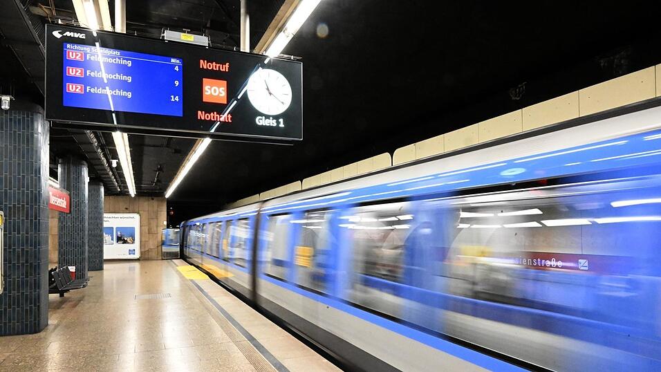In mehreren bayerischen Verkehrsverbünden können Schüler und Azubis weiterhin kostengünstiger Bus und Bahn fahren. (Archivbild) In mehreren bayerischen Verkehrsverbünden können Schüler und Azubis weiterhin kostengünstiger Bus und Bahn fahren. (Archivbild)
