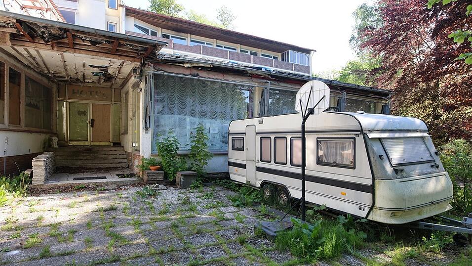 Insgesamt 15 Objekte haben Polizeibeamte laut Angaben nach dem Verbot der Reichsb&uuml;rger-Gruppe 'K&ouml;nigreich Deutschland' durch den Bundesinnenminister Alexander Dobrindt (CDU) durchsucht.