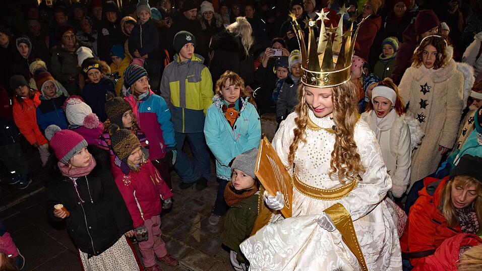 Bewundernde Blicke erntete das Moosburger Christkindl schon beim Betreten der Bühne. Bewundernde Blicke erntete das Moosburger Christkindl schon beim Betreten der Bühne.