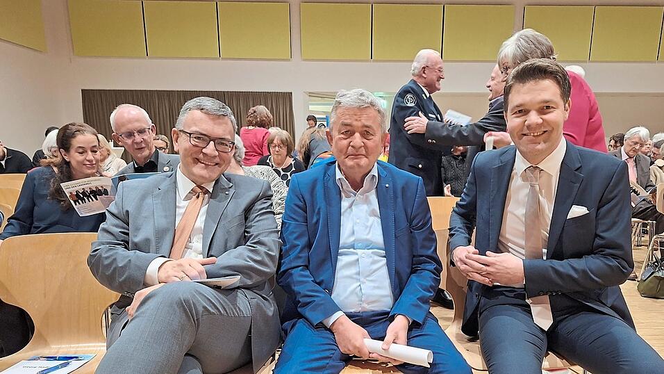 Die Redner beim Neujahrsempfang des CSU-Ortsverbandes: (v.r.) Ortsvorsitzender und B&uuml;rgermeisterkandidat Max Mader, der Hauptgesch&auml;ftsf&uuml;hrer des Verbandes der Bayerischen Wirtschaft Bertram Brossardt und Staatsminister Dr. Florian Herrmann.