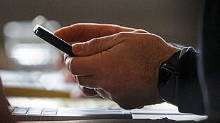Grundsätzlich will die EU eine langfristige Lösung für die Frage finden, was die Online-Plattformen im Kampf gegen Kinderpornografie machen dürfen oder sogar müssen. Grundsätzlich will die EU eine langfristige Lösung für die Frage finden, was die Online-Plattformen im Kampf gegen Kinderpornografie machen dürfen oder sogar müssen.