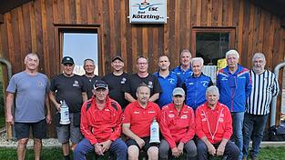 Den Sieg beim Gründungsturnier holte sich am Samstag die Mannschaft des FC Ottenzell (vorne sitzend) vor dem Zweitplatzierten ESC Bad Kötzting (links hinten) und dem Drittplatzierten SV Lohberg (hinten rechts). Den Sieg beim Gründungsturnier holte sich am Samstag die Mannschaft des FC Ottenzell (vorne sitzend) vor dem Zweitplatzierten ESC Bad Kötzting (links hinten) und dem Drittplatzierten SV Lohberg (hinten rechts).