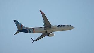Ein Flydubai-Flieger hebt in Dubai ab.