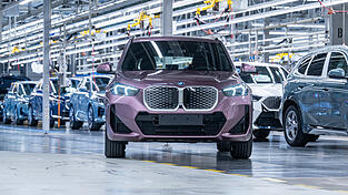 Wegen Lieferengpässen kommt es im BMW-Werk Regensburg derzeit zu vereinzelten Schichtausfällen. (Symbolbild) Wegen Lieferengpässen kommt es im BMW-Werk Regensburg derzeit zu vereinzelten Schichtausfällen. (Symbolbild)