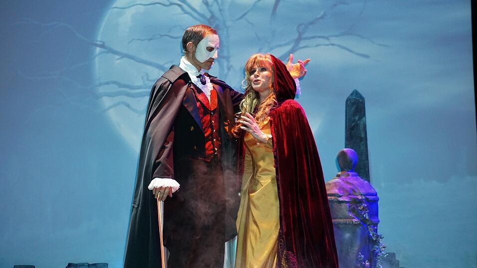Christine (Deborah Sasson) und das Phantom (Axel Olzinger).