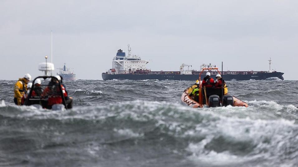 Zehn Greenpeace-Aktive protestieren im September dieses Jahres auf der Ostsee bei Warnemünde gegen potentiell umweltschädliche russische Ölexporte mit baufälligen Tankern, der sogenannten Schattenflotte. Zehn Greenpeace-Aktive protestieren im September dieses Jahres auf der Ostsee bei Warnemünde gegen potentiell umweltschädliche russische Ölexporte mit baufälligen Tankern, der sogenannten Schattenflotte.