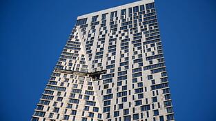 Die Drohne traf ein Hochhaus mit Luxuswohnungen in Moskau.