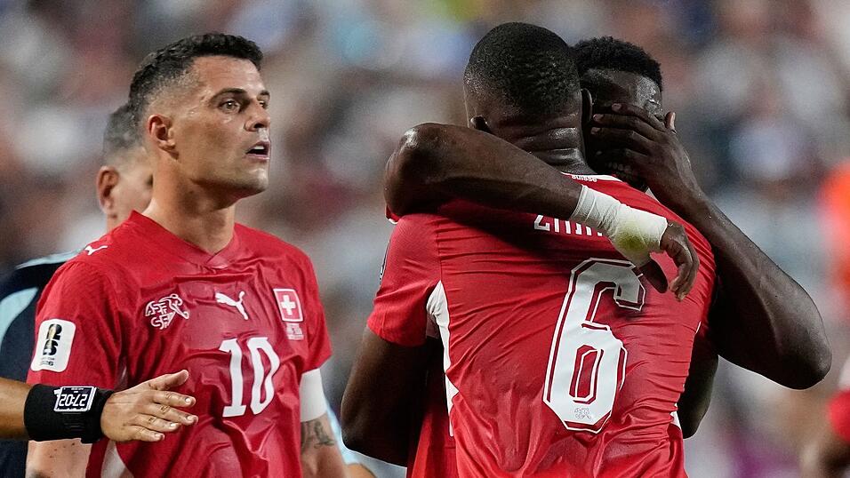 Breel Embolo musste nach seinem Platzverweis getröstet werden. Breel Embolo musste nach seinem Platzverweis getröstet werden.