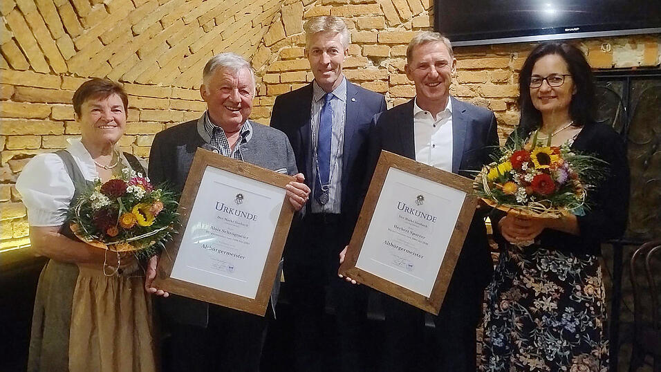 B&uuml;rgermeister Anton Sporrer (Mitte) &uuml;berreichte Alois Schr&ouml;gmeier (2.v.l.) und Herbert Sporrer (2.v.r) jeweils eine Urkunde sowie an Christa Schr&ouml;gmeier (l.) und Lisa Hochholzer (r.) einen Blumenstrau&szlig;.