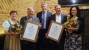 Bürgermeister Anton Sporrer (Mitte) überreichte Alois Schrögmeier (2.v.l.) und Herbert Sporrer (2.v.r) jeweils eine Urkunde sowie an Christa Schrögmeier (l.) und Lisa Hochholzer (r.) einen Blumenstrauß. Bürgermeister Anton Sporrer (Mitte) überreichte Alois Schrögmeier (2.v.l.) und Herbert Sporrer (2.v.r) jeweils eine Urkunde sowie an Christa Schrögmeier (l.) und Lisa Hochholzer (r.) einen Blumenstrauß.