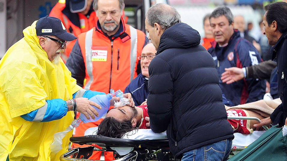 April 2012: Piermario Morosini (25) vom italienischen Zweitligisten Livorno Calcio stirbt nach einer Herzattacke während des Serie-B-Spiels bei Pescara Calcio. April 2012: Piermario Morosini (25) vom italienischen Zweitligisten Livorno Calcio stirbt nach einer Herzattacke während des Serie-B-Spiels bei Pescara Calcio.