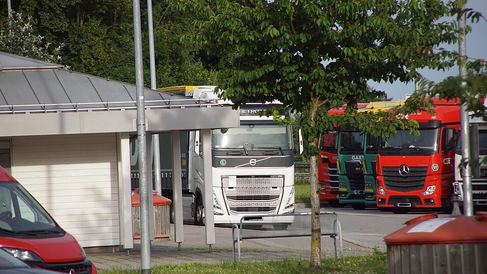 An dieser Stelle auf dem Autobahnrastplatz Wellerbach hielt am Freitagnachmittag ein Reisebus aus &Ouml;sterreich. Als die Reisegruppe ausstieg, kam es zu einer Trag&ouml;die.