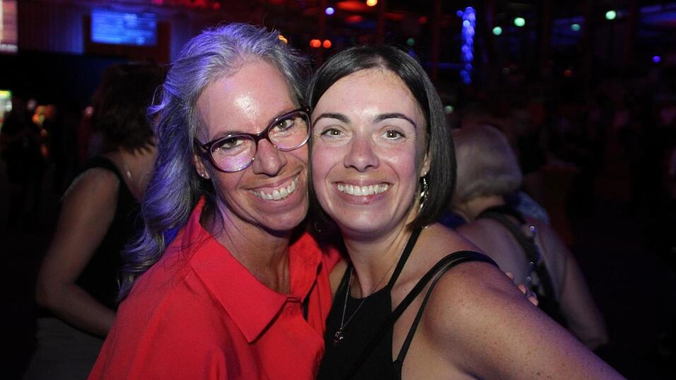 Mit Musik, Getränken und guter Gesellschaft war es ein Mal mehr ein unvergesslicher Eskara-Abend. Mit Musik, Getränken und guter Gesellschaft war es ein Mal mehr ein unvergesslicher Eskara-Abend.
